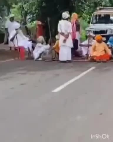 सलेमपुर: देवरिया के बरियारपुर क्षेत्र में लाहिलपार मां दुर्गा मंदिर के विवाद में साधु संतों ने किया सड़क जाम