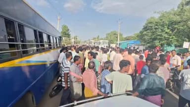 రాయదుర్గం: స్పీడ్ బ్రేకర్లు వేయాలంటూ హైవేపై ఆందోళనకు దిగిన ఉడేగోళం గ్రామస్తులు, ఉద్రిక్తత