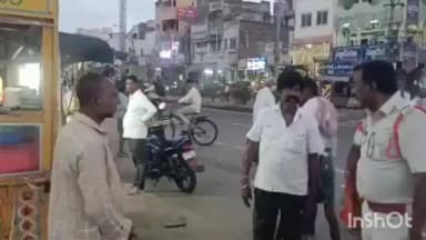 బాపట్ల: అద్దంకిలో చిరు వ్యాపారులు, ఆటో డ్రైవర్లకు కౌన్సిలింగ్ ఇచ్చిన సిఐ సుబ్బరాజు