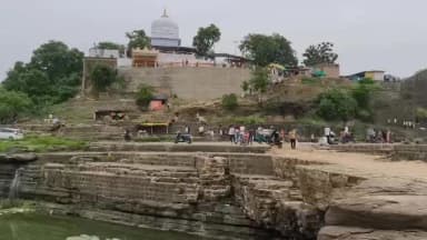 चकिया: चकिया के लतिफशाह पर्यटन स्थल पर उमड़ी पर्यटकों की भीड़, सुरक्षा व्यवस्था रही चाक-चौबंद