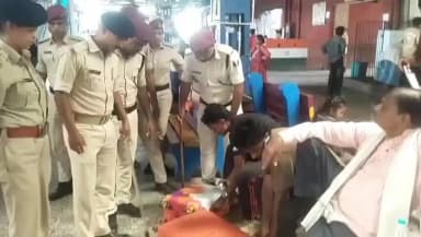 दरभंगा: वरीय अधिकारी के निर्देश पर जीआरपी पुलिस ने दरभंगा जंक्शन के सभी प्लेटफार्म पर चलाया सघन जांच अभियान