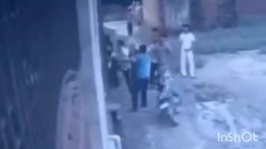गढ़मुक्तेश्वर: गांव खागोई में मामूली कहासुनी के बाद दबंगों ने युवक के साथ की जमकर मारपीट, घटना का CCTV फुटेज आया सामने