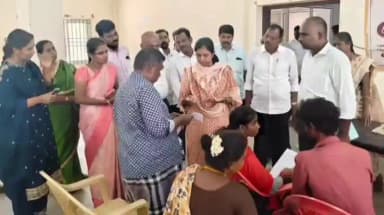 புதுக்கோட்டை: வட்டாட்சியர் அலுவலகத்தில் வாக்காளர் அடையாள அட்டை உள்ளிட்ட முகாமை ஆய்வு செய்த ஆட்சியர் அருணா