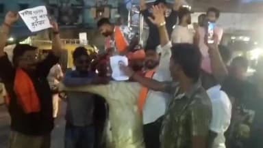 दरभंगा: आयकर चौक पर विश्व हिंदू परिषद व बजरंग दल के कार्यकर्ताओं ने पूर्णिया के सांसद और कांग्रेस मुखिया का पुतला दहन किया