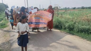 जगदीशपुर में अवैध शराब की बिक्री के खिलाफ महिलाओं ने किया विरोध प्रदर्शन।