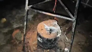सीतापुर: नशेड़ी व्यक्ति ने भगवान भोलेनाथ के शिवलिंग को कुल्हाड़ी से तोड़ा, पीपल का वृक्ष काटने का किया प्रयास, लोगों में आक्रोश
