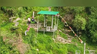 1000 फिट खाई के ऊपर जान की बाजी लगाते हुए