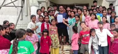 केरेडारी: कोयला परिवहन से छात्रों की बढ़ी परेशानी, मुखिया को सौंपा ज्ञापन