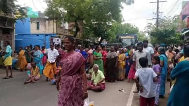 ஸ்ரீவில்லிபுத்தூர்: சிவகாசி சிலையில் நகராட்சி சார்பாக 20நாட்களாக குடிநீர் வழங்கவில்லை எனகூறி காலிகுடங்களுடன் பெண்கள் சாலை மறியல்