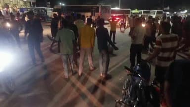 निम्बाहेड़ा: निम्बाहेड़ा रोडवेज बस स्टैंड में लग्जरी कार की टक्कर से बाइक सवार पुरी सुथार गंभीर घायल, चालक मौके से फरार