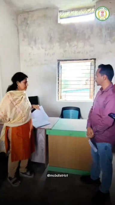 कलेक्टर सुश्री संतन देवी जांगड़े ने खरीफ सीजन के दौरान किसानों को समय पर गुणवत्तापूर्ण कृषि आदान उपलब्ध कराने तथा सहकारी समितियों की व्यवस्थाओं का जायजा लेने के उद्देश्य से सेवा सहकारी समिति मर्यादित कछौड़ का औचक निरीक्षण किया। इस दौरान उनके साथ अपर कलेक्टर अनिल कुमार सिदार, डिप्टी कलेक्टर नेहा खलखो, डिप्टी कलेक्टर स्वप्निल वर्मा सहित कृषि विभाग के अधिकारी उपस्थित रहे। निरीक्षण के दौरान कलेक्टर ने समिति में किसानों को उपलब्ध कराई जा रही सुविधाओं, खाद-बीज के भंडारण एवं वितरण व्यवस्था, विभिन्न कृषि योजनाओं के क्रियान्वयन तथा अभिलेखों की विस्तृत समीक्षा करते हुए आवश्यक दिशा-निर्देश दिए। कलेक्टर ने समिति प्रबंधक से किसानों के पंजीयन की प्रगति की जानकारी लेते हुए निर्देश दिए कि सभी पात्र किसानों का पंजीयन निर्धारित समय-सीमा के भीतर पूर्ण पारदर्शिता के साथ सुनिश्चित किया जाए, ताकि शासन की योजनाओं का लाभ प्रत्येक पात्र किसान तक समय पर पहुंच सके।
#chhattisgarh #mcbdistrict