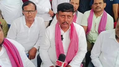 डीह सपा प्रमुख अखिलेश यादव के निर्देश पर सपा का डेलीगेशन एवं सपा सांसद आर के प्रदेश उपाध्यक्ष चौधरी सी एल वर्मा पासी जिल