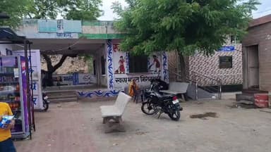 #चाकसू फागी मोड बस स्टैंड पर बुकिंग कार्यालय पर लटके हुए ताले, यात्रियों को हो रही है परेशानी,