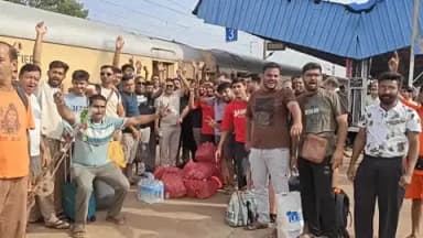 तिल्दा: सावन माह में तिल्दा नेवरा शहर व क्षेत्र से सैकड़ों भक्तगण बाबाधाम के लिए रवाना हुए