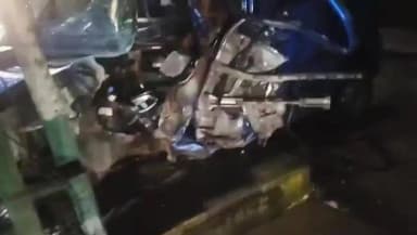 കണ്ണൂർ: പള്ളിക്കുന്നിൽ നിയന്ത്രണം വിട്ട കാർ തൂണിലിടിച്ച് തകർന്നു
