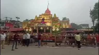 गोंडा: श्रावण के पहले सोमवार को बाबा दुखहरण नाथ शिव मंदिर में शिव भक्तों का लगा ताता, भक्त जलाभिषेक कर रहे हैं