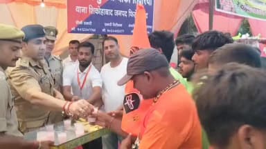 शिकोहाबाद: कांवड़ियों की सेवा में उतरे एसपी ग्रामीण अनुज चौधरी, शिकोहाबाद में फल व मीठा जल बांटकर संभाली कमान