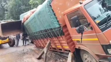 ಸೂಪಾ: ಜೋಯಿಡಾ–ಕಾರವಾರ ರಾಜ್ಯ ಹೆದ್ದಾರಿಯ ದೇವಳ್ಳಿ ಕ್ರಾಸ್ ಹತ್ತಿರ ಮತ್ತೆ ಅವಾಂತರ