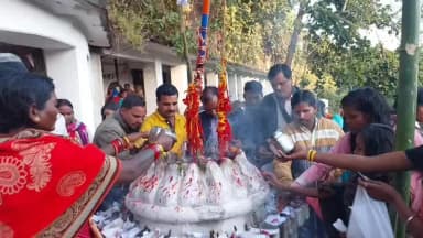 सन्ना: सावन के पहले सोमवार पर कैलाश गुफा में उमड़ा आस्था का सैलाब, भोलेनाथ के दर्शन के लिए लगी लंबी कतारें