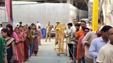 बहराइच: पांडवकालीन सिद्धनाथ मंदिर में सावन के पहले सोमवार पर भगवान शिव का जलाभिषेक करने के लिए शिव भक्तों की भारी भीड़ जुटी