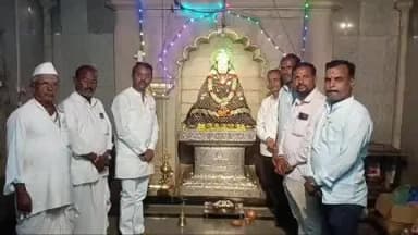 ಗುಳೇದಗುಡ್ಡ: ಪಟ್ಟಣದ ಪ್ರತಿಷ್ಠಿತ ಶ್ರೀಜಗದ್ಗುರು ಗುರುಸಿದ್ದೇಶ್ವರ ಬ್ರಹನ್ಮಠಕ್ಕೆ ಭೇಟಿ ನೀಡಿ ದರ್ಶನ ಪಡೆದ ಶಾಸಕ ಬಿ.ಬಿ.ಚಿಮ್ಮನಕಟ್ಟಿ