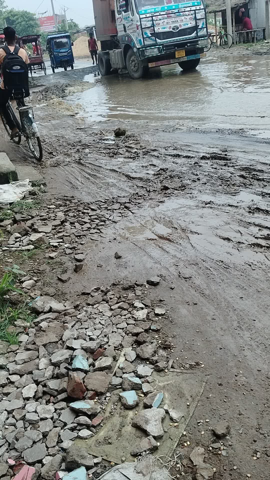 sarkar ka kano me khujli tak nahi ho raha hai.kya bara badsha hone k baad ambulance bhejenge???#