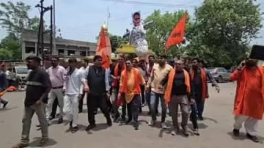 राजनांदगांव: शहर के मानव मंदिर चौक के पास विश्व हिंदू परिषद बजरंग दल द्वारा किया गया पुतला दहन
