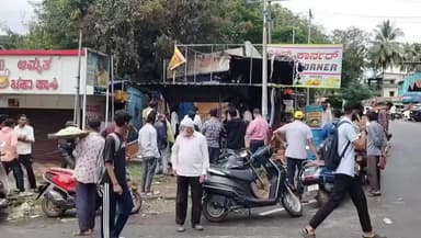 ದಾಂಡೇಲಿ: ಲೆನಿನ್ ರಸ್ತೆಯಲ್ಲಿ ನಡೆದ ಅಗ್ನಿ ದುರಂತ ಸ್ಥಳಕ್ಕೆ ಅಧಿಕಾರಿಗಳ ಭೇಟಿ