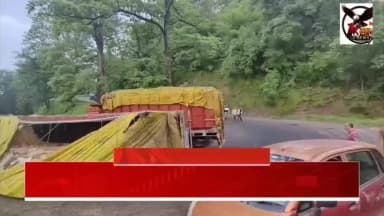 खिड़कीघाट पर नहीं रुक रहा हादसों का सिलसिला, एक ही दिन में पलटे दो ट्रक ।