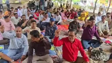 राजनांदगांव: राजनांदगांव कलेक्ट्रेट के सामने फ्लाईओवर के नीचे पटवारियों द्वारा किया जा रहा धरना प्रदर्शन