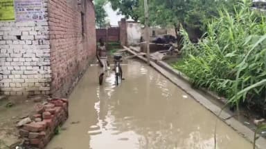 बारा: पंवर सुक्खू में पूरा गांव जलभराव से प्रभावित, आवाजाही ठप, ग्रामीण परेशान