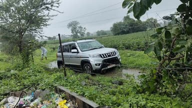 खंडवा नगर: खंडवा के पास अहमदपुर खेगांव में बड़ा हादसा टला, बिजली के पोल से टकराई बोलेरो, तीन लोग सुरक्षित