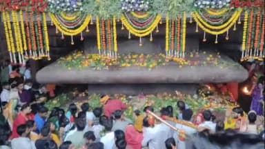 गोहरगंज: भोजपुर में श्रावण के पहले सोमवार पर 10 हजार श्रद्धालु पहुंचे: 4 क्विंटल फूलों से सजा शिवलिंग
