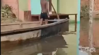 चांदपुर: बिजनौर के चांदपुर में आधा दर्जन गांवों में बाढ़ का पानी पहुंचा, नाव के सहारे मुख्य मार्ग पर चल रहे लोग