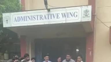 छपरा: शहर के जय प्रकाश नारायण इंजिनियर काॅलेज में छात्रों का हंगामा