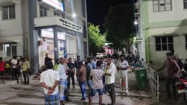 கள்ளக்குறிச்சி: அரசு மகப்பேறு மருத்துவமனையில் தவறான சிகிச்சையால் கர்ப்பிணி பெண் உயிரிழந்ததாக கூறி மருத்துவர்களிடம் உறவினர்கள் வாக்குவாதம்