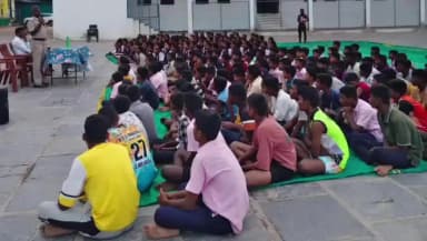 ಸಿಂಧನೂರು: ಸಿಂಧನೂರಿನಲ್ಲಿ ಪೊಲೀಸ್ ಇಲಾಖೆಯಿಂದ ವಿದ್ಯಾರ್ಥಿಗಳಿಗೆ ಸಂಚಾರ ಮತ್ತು ಅಪರಾಧಗಳ ಜಾಗೃತಿ ಕಾರ್ಯಕ್ರಮ