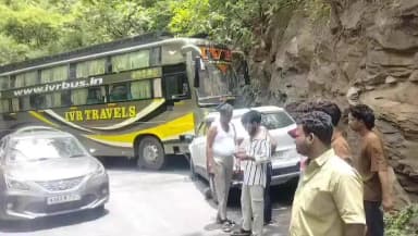 గిద్దలూరు: గిద్దలూరు మండలం దిగువమెట్ట నల్లమల అటవీ ప్రాంతంలో బస్సు, కారు ఢీ, భారీగా నిలిచిపోయిన ట్రాఫిక్