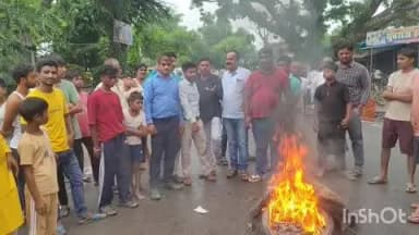 मढ़ौरा: हत्या से आक्रोशित ग्रामीणों ने तेजपुरवा चौक पर मढ़ौरा-छपरा मुख्यपथ पर आगजनी कर सड़क जाम किया