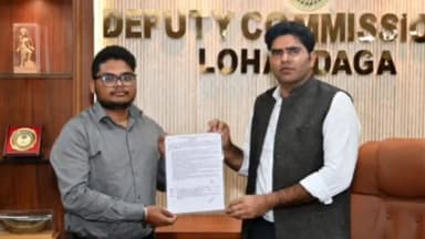लोहरदगा: उपायुक्त ने अनुकम्पा के आधार पर तीन आश्रितों को सरकारी नौकरी के नियुक्ति पत्र सौंपे