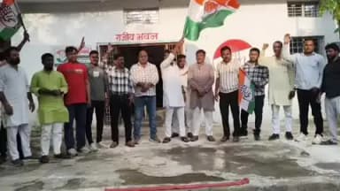 अनूपपुर: दतिया उपचुनाव में कांग्रेस की जीत पर अनूपपुर जिला कार्यालय में जश्न, फोड़े पटाखे और बांटी मिठाई