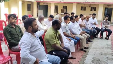 मनोहरथाना: मनोहर थाना परिसर में नगर पालिका व पंचायत चुनाव को लेकर शांति समिति की बैठक संपन्न