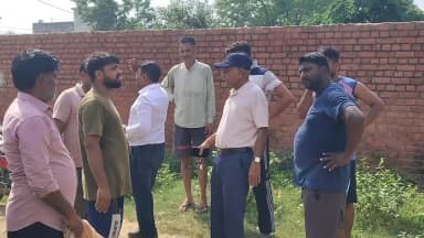 चंदौसी: बनियाठेर थाना क्षेत्र के अशोक नगर स्थित गौशाला ट्रस्ट की जमीन में रास्ते की पैमाइश करने पहुंचे राजस्व विभाग के लेखपाल