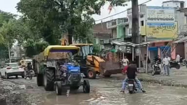 पडरौना: लगातार हादसों के बाद प्रशासन हरकत में, ट्रैक्टर-ट्रॉली से भरे जा रहे गड्ढे