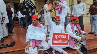 भानपुर: लखनऊ विधानसभा में चौधरी चरणसिंह की प्रतिमा के सामने प्रदर्शन में शामिल हुए रुधौली विधायक राजेन्द्र प्रसाद चौधरी