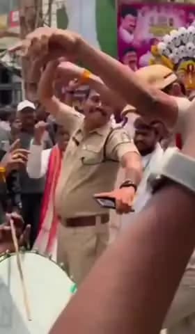 హిమాయత్ నగర్: ఉజ్జయిని మహంకాళి జాతరలో తీన్మార్ స్టెప్పులతో అలరించిన పోలీసులు