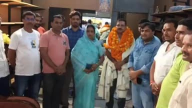 फरेंदा: फरेंदा नगर में विद्युत विभाग के एसडीओ राजीव नायक को अंगवस्त्र देकर किया गया विदाई