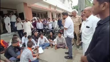 नौतनवा: नौतनवा तहसील गेट पर हिंदू रक्षा दल ने किया प्रदर्शन, एसडीएम ने कार्रवाई का दिया आश्वासन