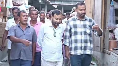 মাণিকপুৰ: কীৰ্তনপাৰা বজাৰত উপস্থিত হৈ থলুৱা ব্যৱসায়ীসকলৰ সৈতে মত বিনিময় কৰে বিধায়ক ভূপেন ৰায়ে