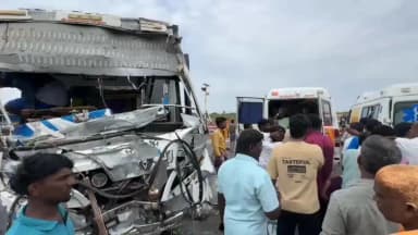 திருப்புவனம்: மதுரை–பரமக்குடி நான்கு வழிச்சாலையில் பயங்கர விபத்து: அரசு பேருந்து - வேன் நேருக்கு நேர் மோதி 20-க்கும் மேற்பட்டோர் காயம்